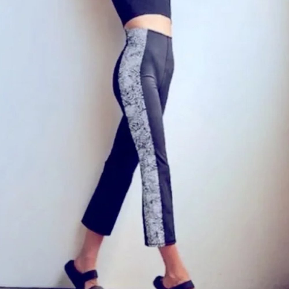 Free People Movement. Lack and white checkmate flare crop leggings S